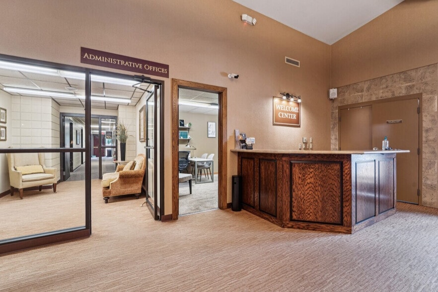 2720 Kesting Ct, Appleton, WI for sale - Lobby - Image 3 of 16