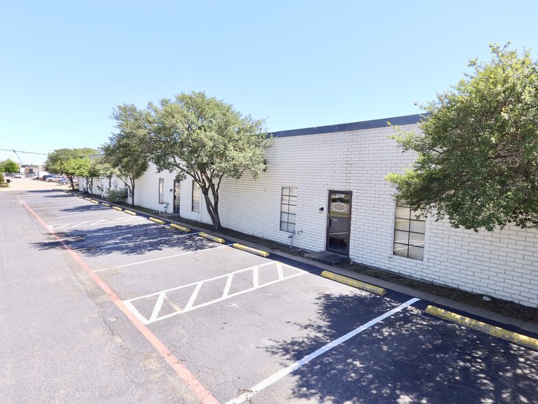 209 S Kirby St, Garland, TX for lease - Building Photo - Image 1 of 13