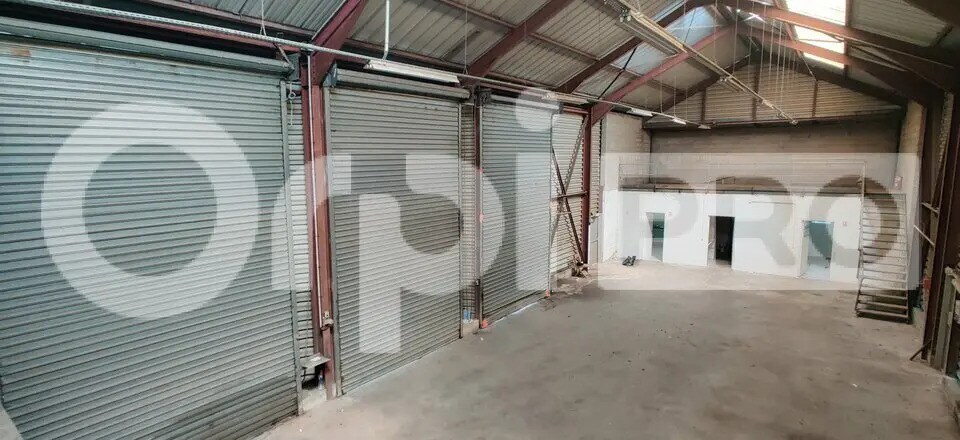 Flex in Villeneuve-le-Roi for lease - Interior Photo - Image 2 of 8