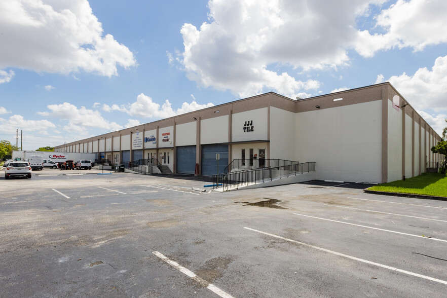 1501-1573 NW 82nd Ave, Doral, FL for lease - Primary Photo - Image 1 of 11