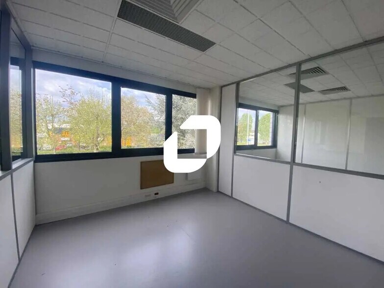 Office in SAINT-OUEN-L'AUMONE for lease - Interior Photo - Image 3 of 6