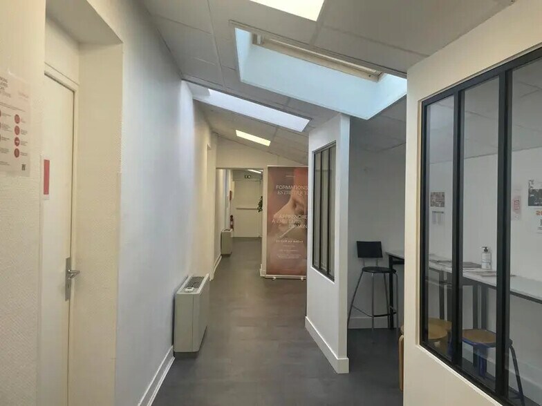 Office in Bordeaux for lease - Building Photo - Image 2 of 11