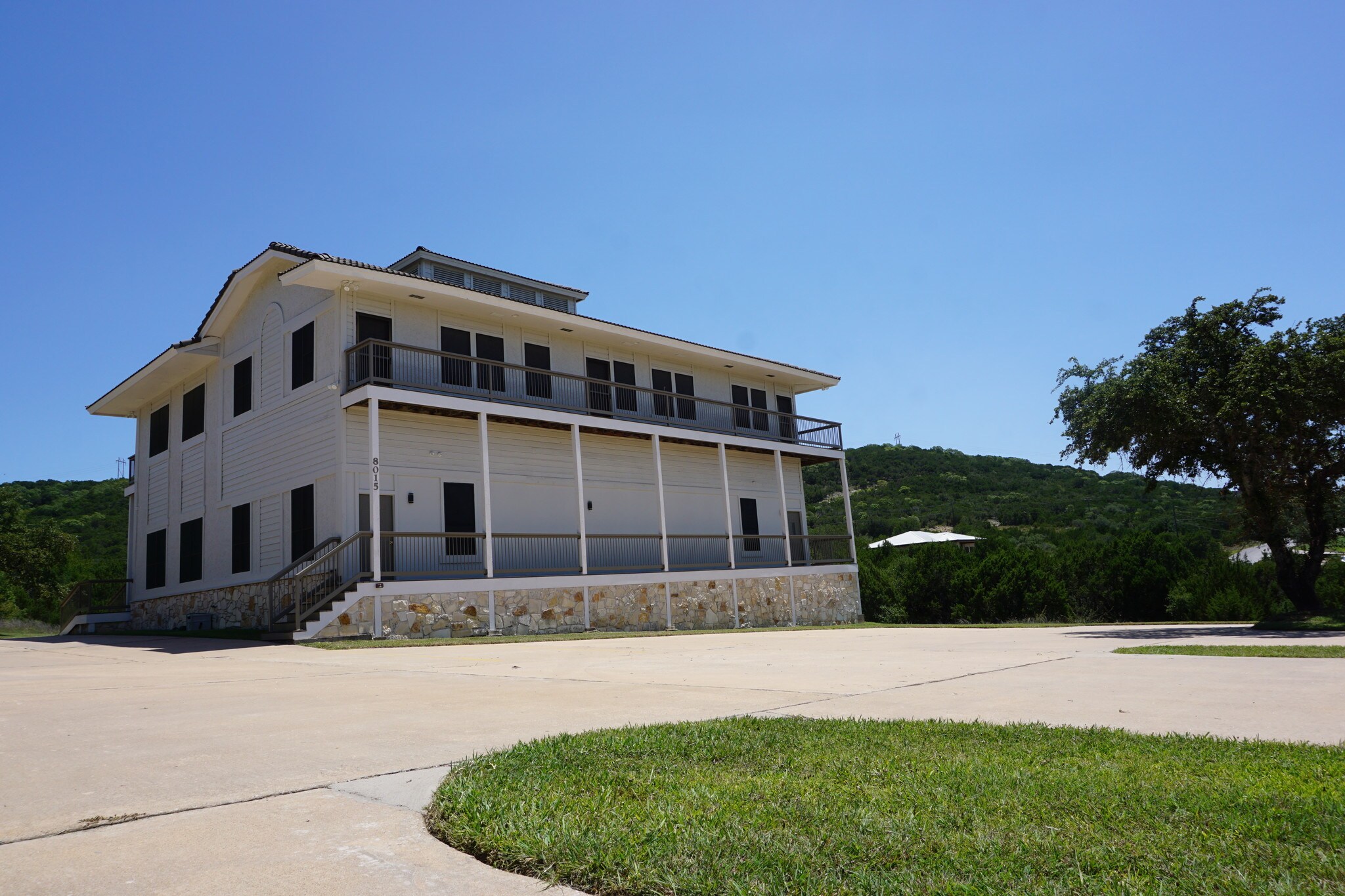 8015 Bronco Ln, Lago Vista, TX for sale Primary Photo- Image 1 of 1