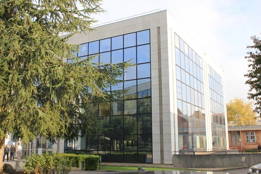 Office in Cergy for lease - Building Photo - Image 1 of 7