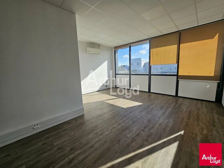 Office in SAINT-BARTHELEMY-D'ANJOU for lease - Interior Photo - Image 2 of 4