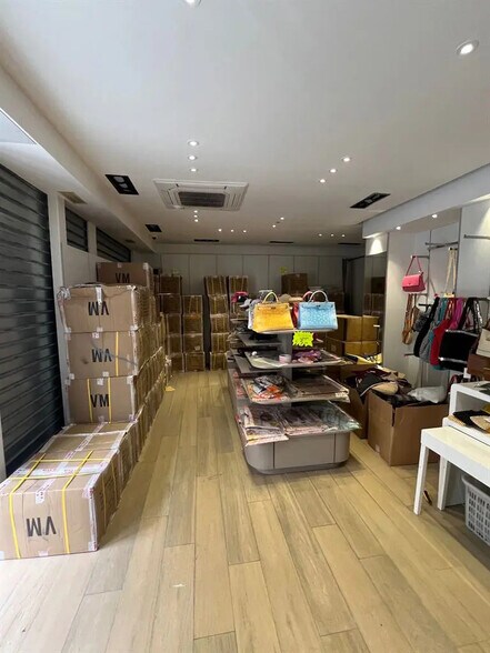 Retail in Paris for lease - Interior Photo - Image 2 of 10