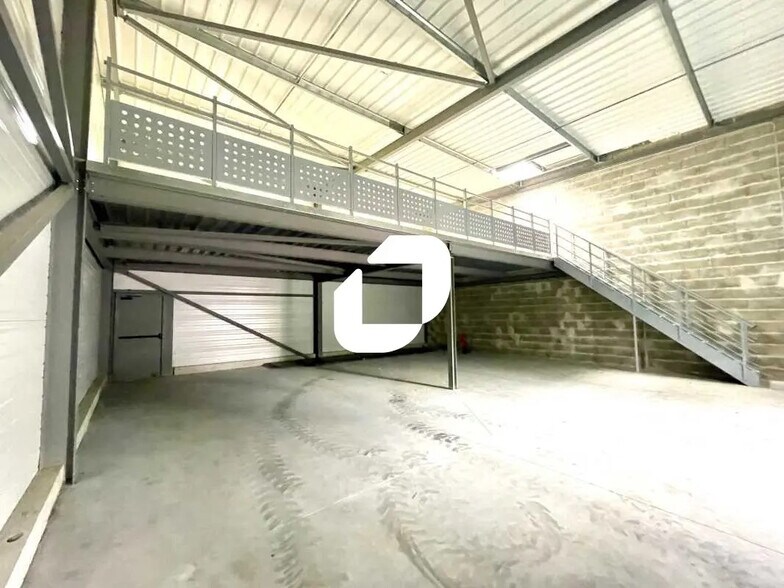 Flex in Salaunes for lease - Interior Photo - Image 1 of 7