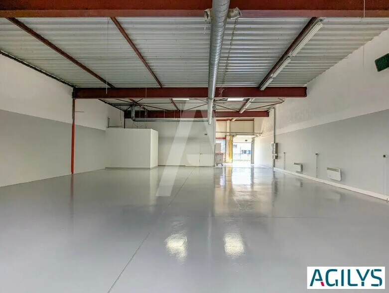 Flex in Villebon-sur-Yvette for lease - Interior Photo - Image 3 of 9