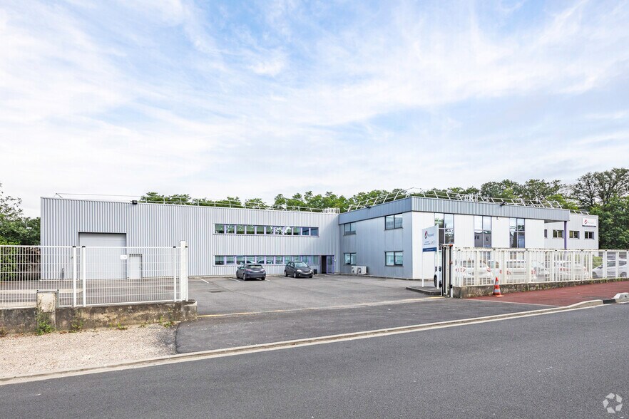 Flex in Taverny for lease - Building Photo - Image 2 of 7