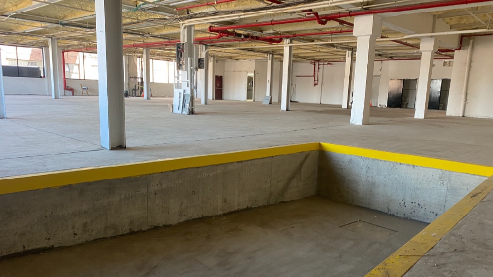 236 Greenpoint Ave, Brooklyn, NY for lease - Interior Photo - Image 3 of 3