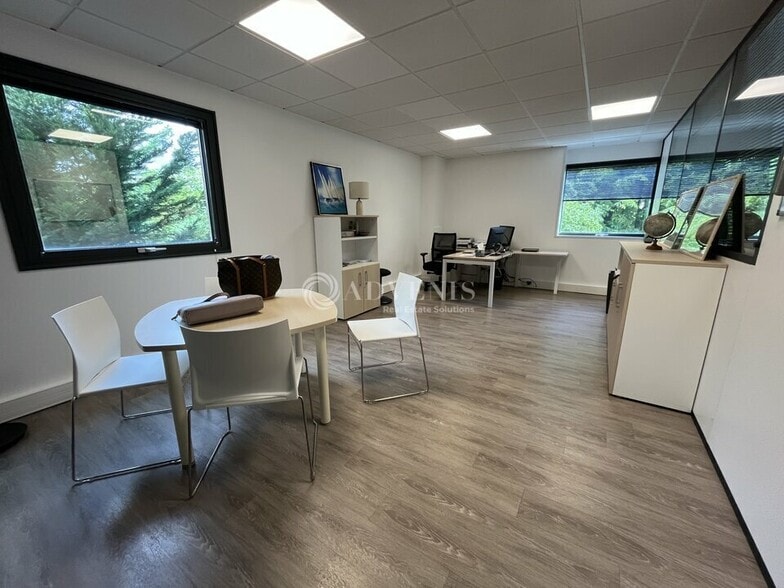 Office in Croissy-Beaubourg for sale - Building Photo - Image 2 of 12