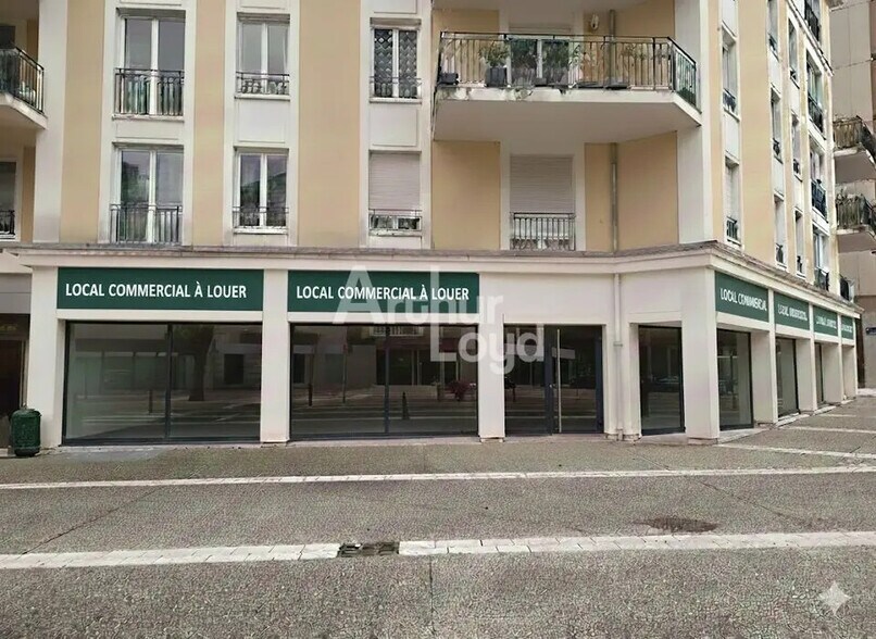 Retail in Aix-les-Bains for lease - Building Photo - Image 1 of 4