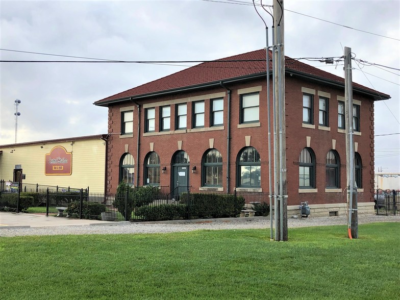 207 E Wyatt Earp Blvd, Dodge City, KS for sale - Building Photo - Image 1 of 1