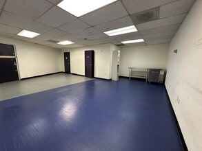 18607 Ventura Blvd, Tarzana, CA for lease Interior Photo- Image 2 of 2