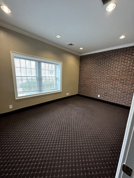 25 Nassau Ln, Island Park, NY for lease - Interior Photo - Image 3 of 40