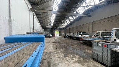 Freightliner Rd, Hull for lease Interior Photo- Image 2 of 2