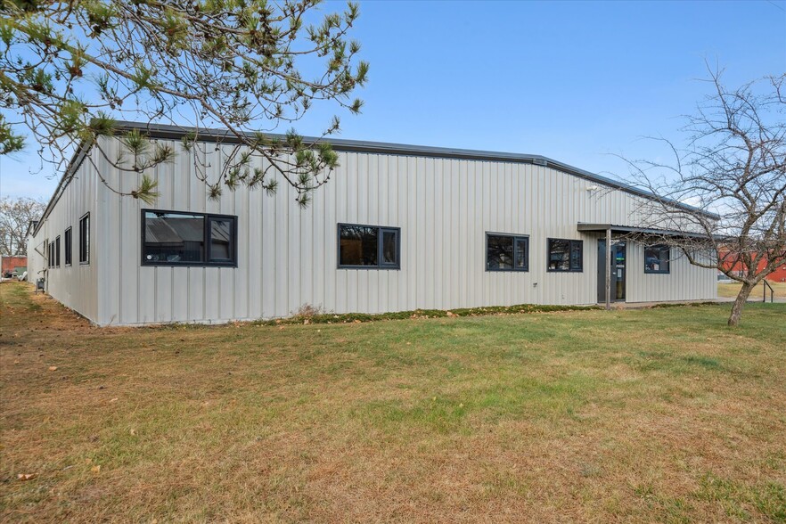 605 Industrial Pky, Saint Croix Falls, WI for lease - Building Photo - Image 3 of 30