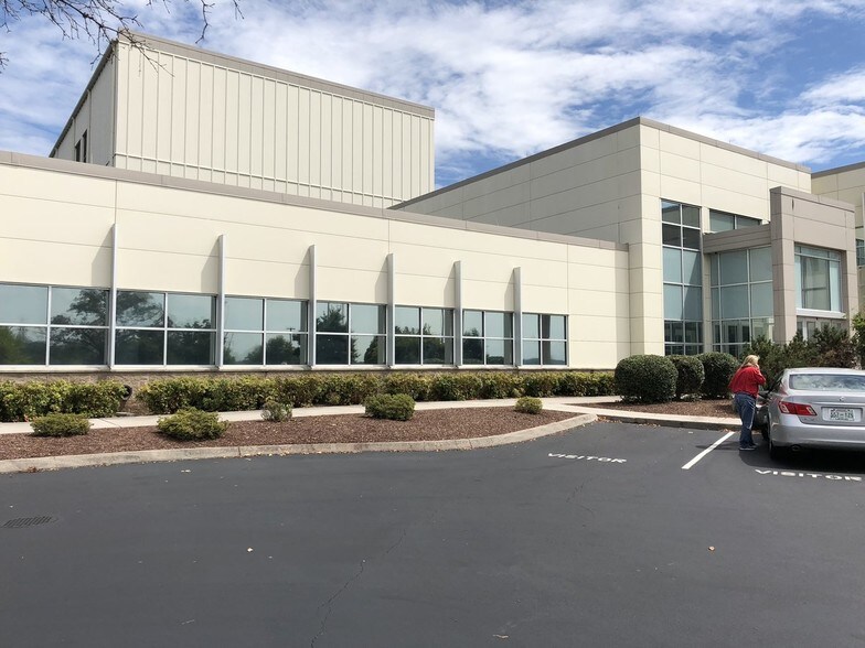 2332 News Sentinel Dr, Knoxville, TN for lease - Building Photo - Image 3 of 16