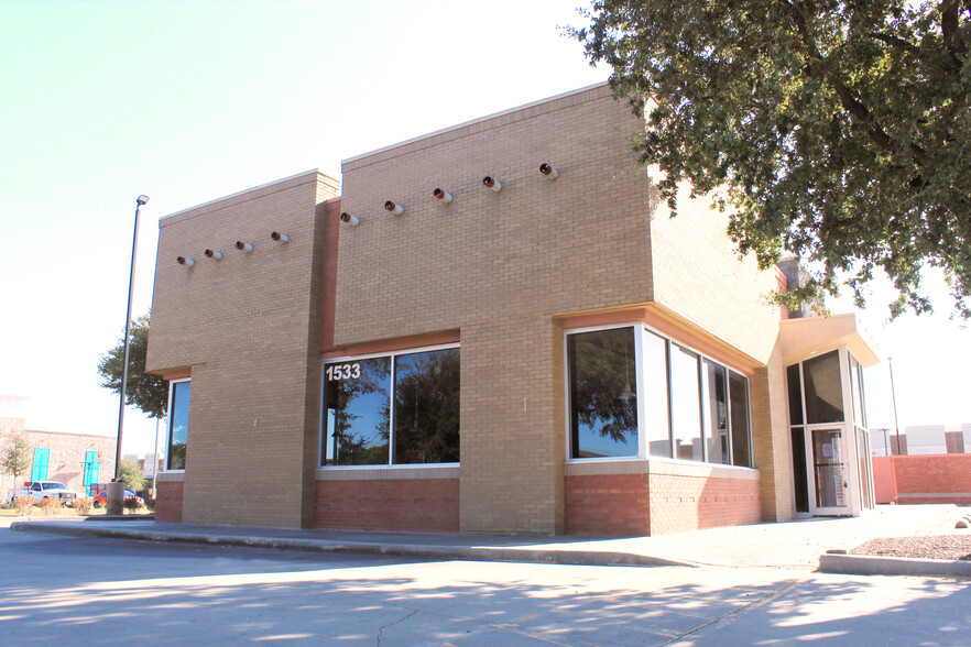 1533 W Hebron Pky, Carrollton, TX for lease - Building Photo - Image 1 of 6