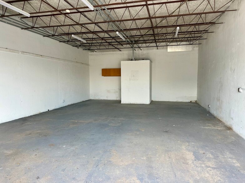 4613-4615 NW 8th Ave, Oakland Park, FL for lease - Building Photo - Image 3 of 5