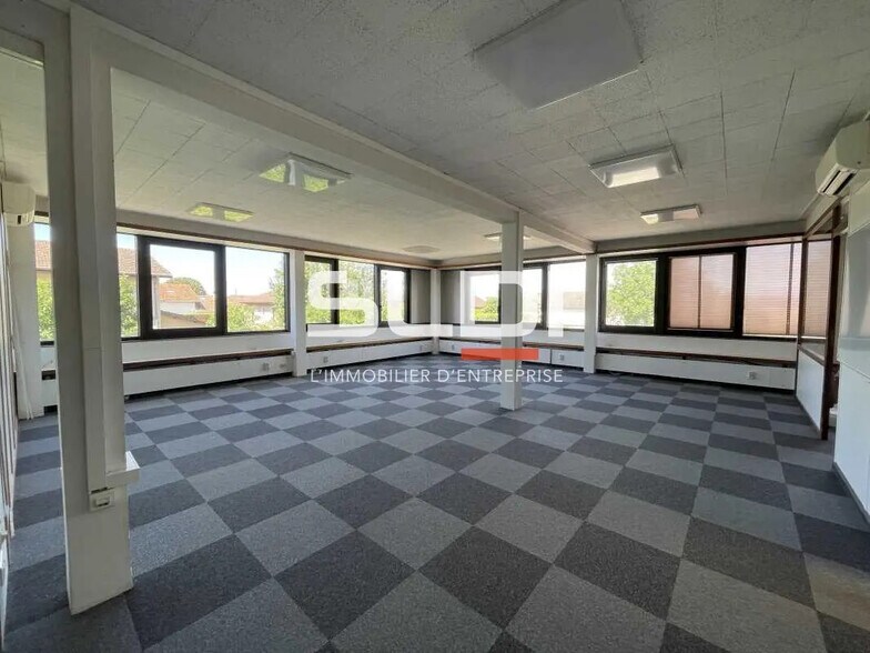 Office in Décines-Charpieu for lease - Interior Photo - Image 1 of 8