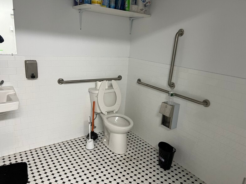 157-161 Post Ave, Westbury, NY for lease - Interior Photo - Image 2 of 10