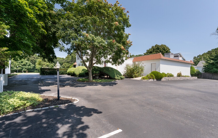 94 E Montauk 1 Hwy, Hampton Bays, NY for sale - Building Photo - Image 3 of 41