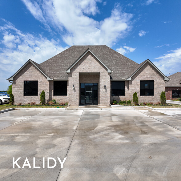 16401 Sonoma Park Dr, Edmond, OK for lease - Building Photo - Image 1 of 28