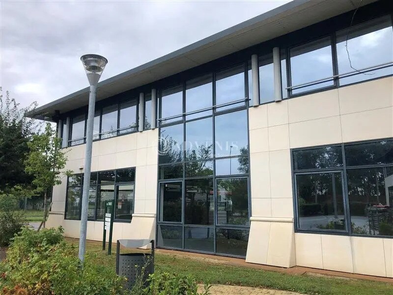 Flex in Trappes for lease Building Photo- Image 1 of 2