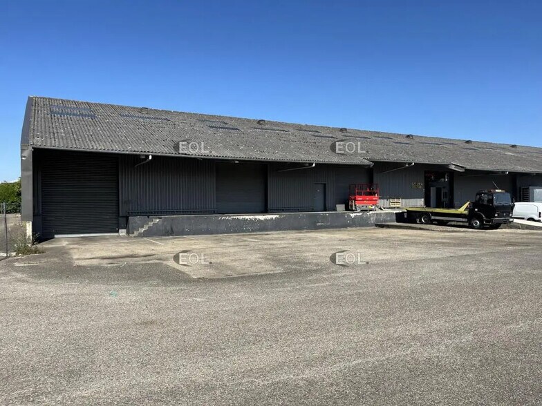 Industrial in Corbas for lease - Building Photo - Image 2 of 11