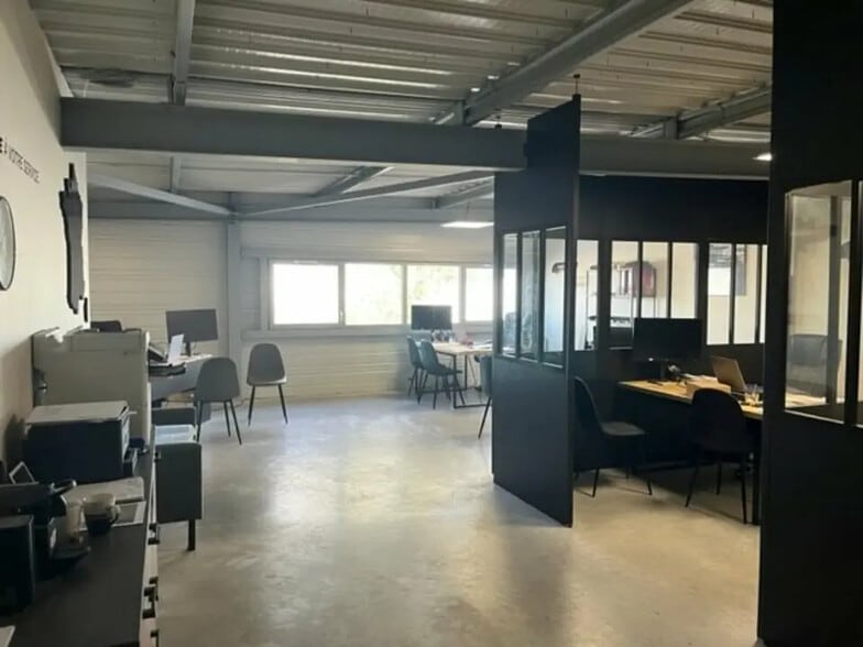 Flex in Carbon-Blanc for lease - Interior Photo - Image 2 of 8