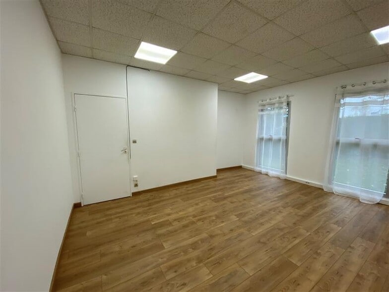 1 Rue Blaise Pascal, Trappes for lease - Interior Photo - Image 3 of 5