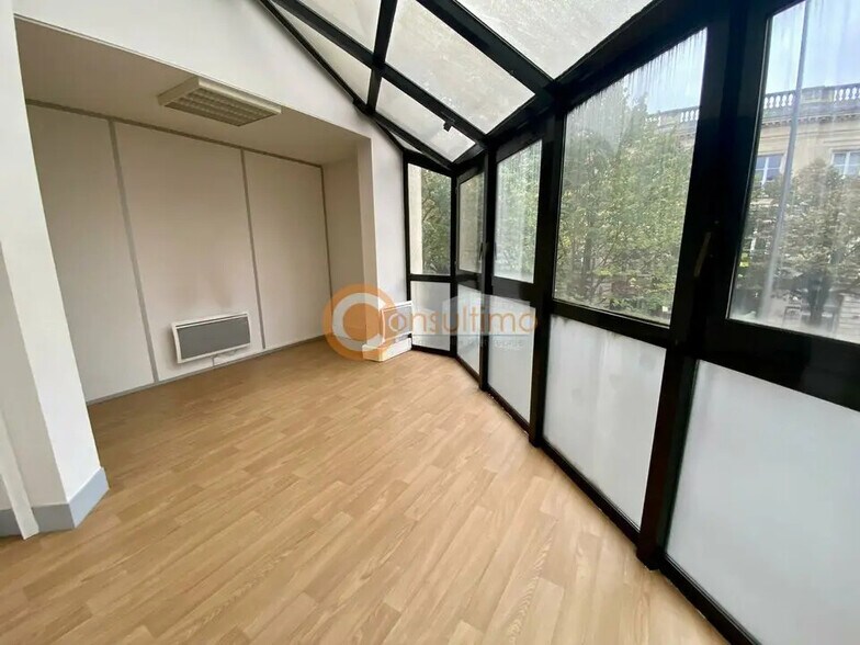 Office in Bordeaux for lease - Interior Photo - Image 1 of 5