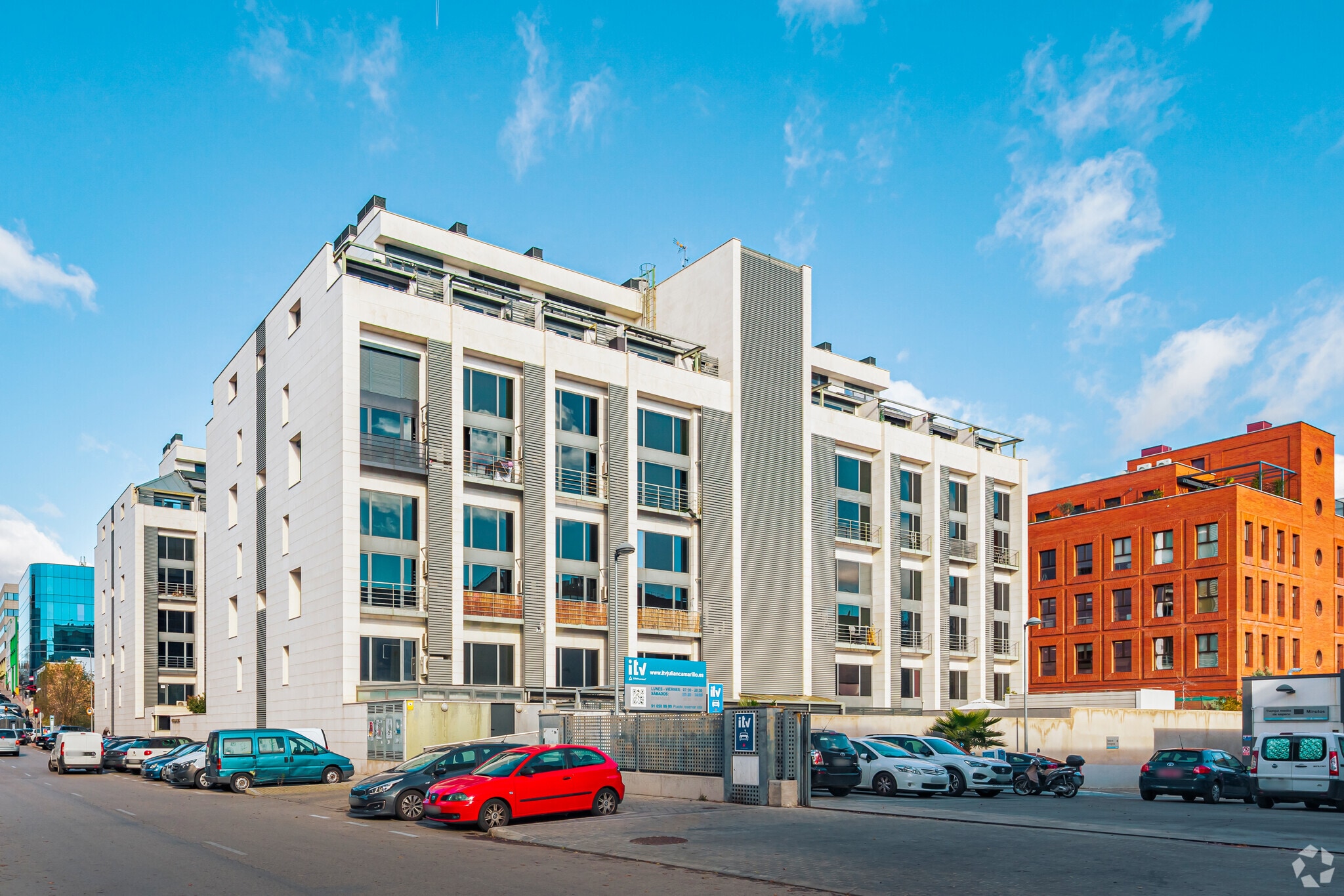 Calle Miguel Yuste, 29, Madrid, Madrid for sale Primary Photo- Image 1 of 1