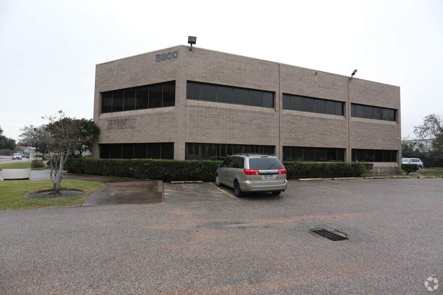 5800 Ranchester Dr, Houston, TX 77036