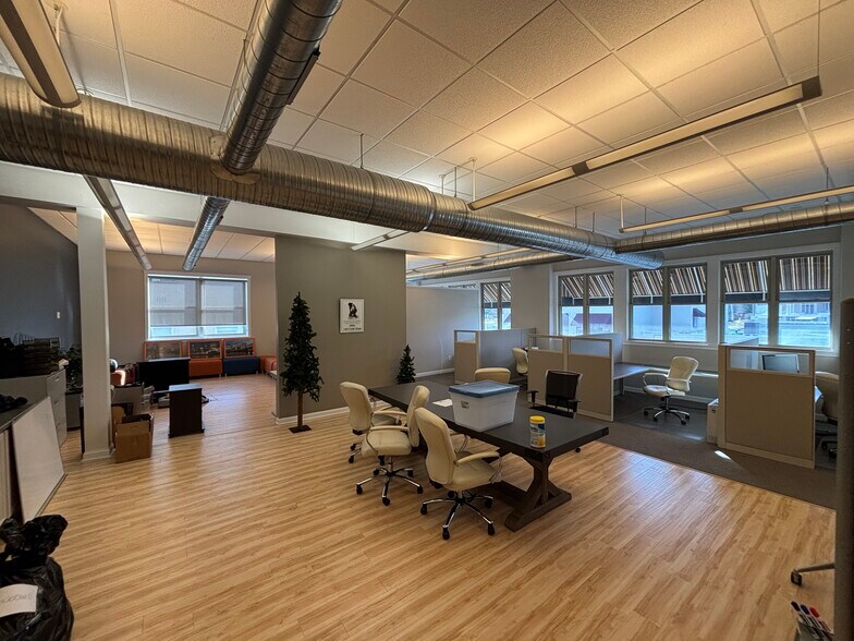 19106 Old Detroit Rd, Rocky River, OH for lease - Interior Photo - Image 2 of 6