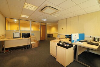 Oakwood Hl, Loughton for lease Interior Photo- Image 2 of 3