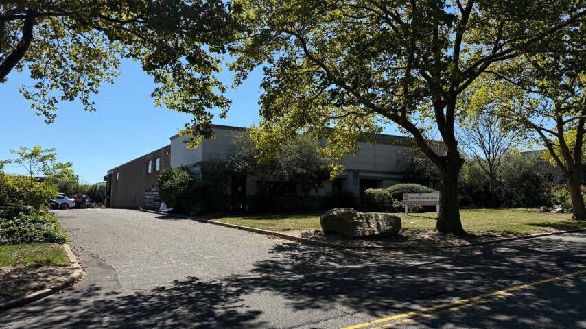 65 Davids Dr, Hauppauge, NY for lease Building Photo- Image 1 of 12