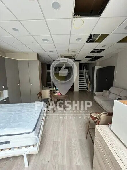 Retail in Paris for lease - Building Photo - Image 2 of 8