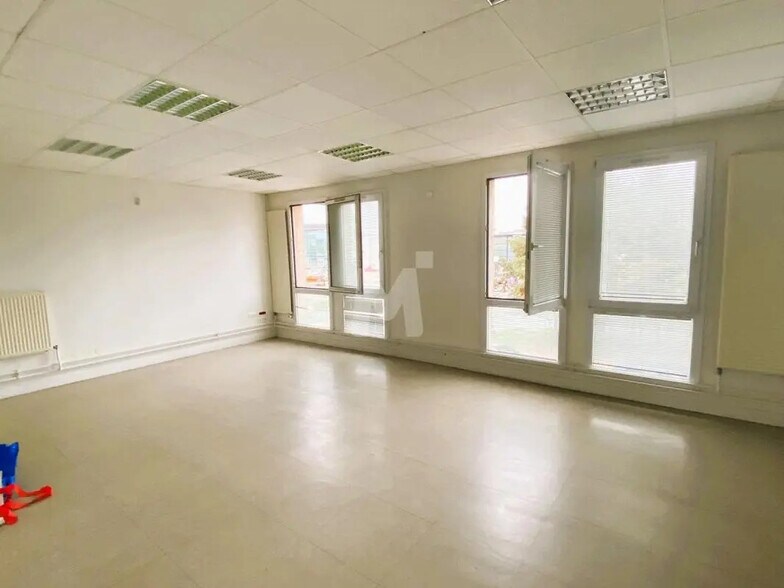 Office in Savigny-le-Temple for lease - Interior Photo - Image 2 of 10