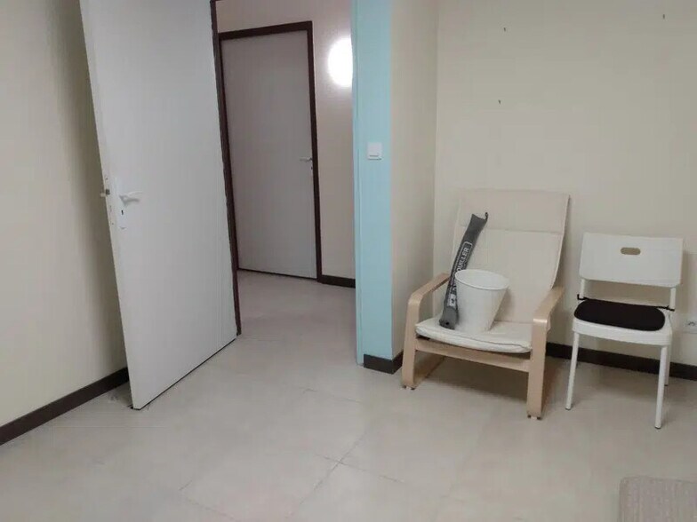 Retail in Bourgoin-Jallieu for sale - Interior Photo - Image 2 of 9