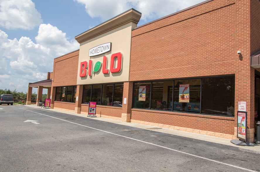 605 Travis Ave, Saluda, SC for sale - Building Photo - Image 1 of 1