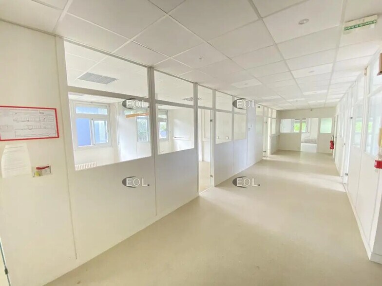 Office in Les Clayes-sous-Bois for lease - Interior Photo - Image 3 of 7