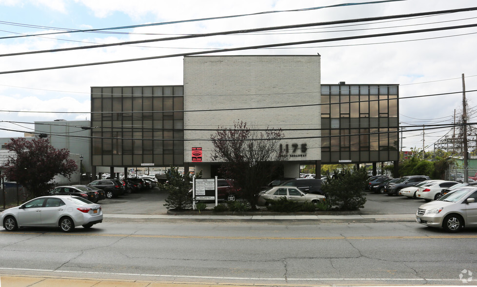 1175 W Broadway, Hewlett, NY for lease - Primary Photo - Image 1 of 23