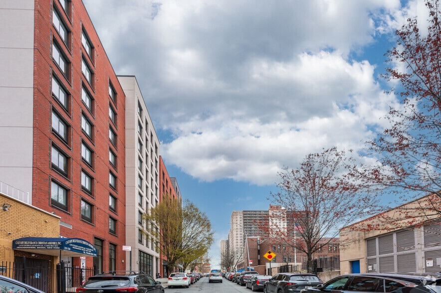 180 E 156th St, Bronx, NY for lease - Building Photo - Image 2 of 3