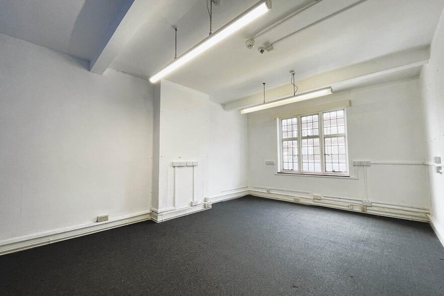 Brighton Rd, Sutton for lease - Interior Photo - Image 2 of 17