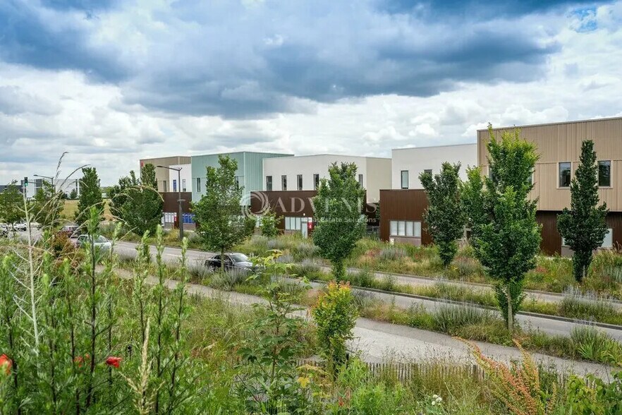 Flex in Buchelay for lease - Building Photo - Image 1 of 8