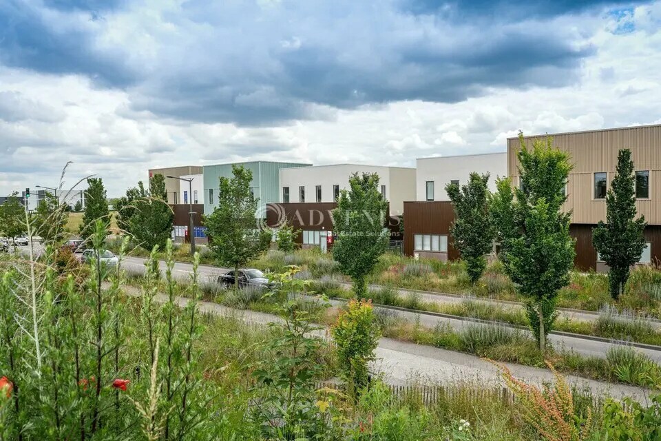 Flex in Buchelay for lease Building Photo- Image 1 of 9