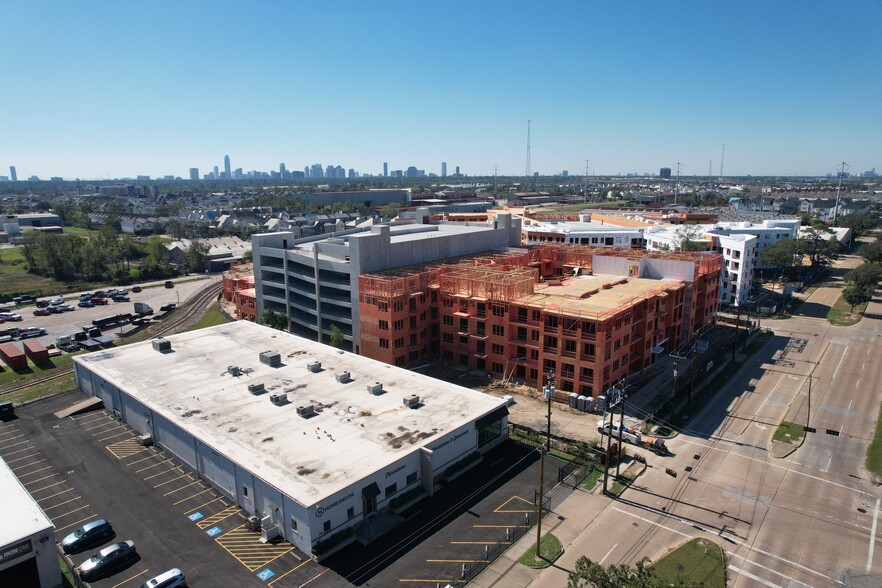 2821 W 11th St, Houston, TX for lease - Building Photo - Image 3 of 8