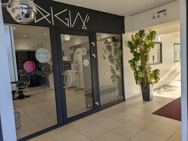 Retail in Bourgoin-Jallieu for lease - Lobby - Image 1 of 9